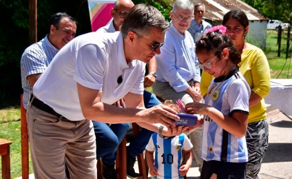Zdero entregó en Basail una nueva ambulancia y anteojos del programa “Ver para ser libres”