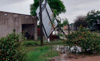 Fuerte temporal en Santa Sylvina causó destrozos este domingo en la mañana