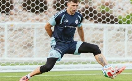 El “Dibu” Martínez sigue evolucionando y pudo entrenar con el guante derecho por primera vez