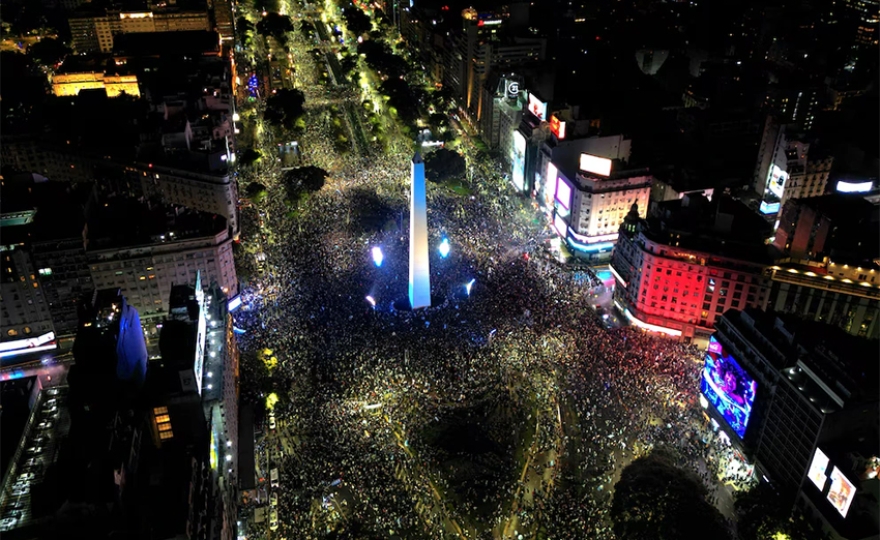 Pese a la derrota, miles de hinchas se reunieron en el Obelisco y en distintos puntos del mundo para agradecerle a la Selección