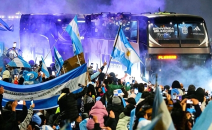 “Nuestros campeones eternos”: la emotiva historia detrás del primer saludo a la Selección al llegar a Argentina tras el Mundial