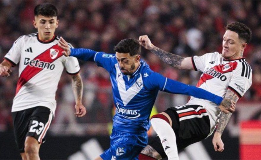 River no pudo mantener la ventaja e igualó ante Vélez en el Monumental