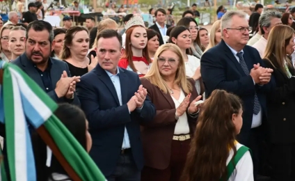 Juan José Castelli celebró sus 90 años con acto oficial y desfiles de instituciones